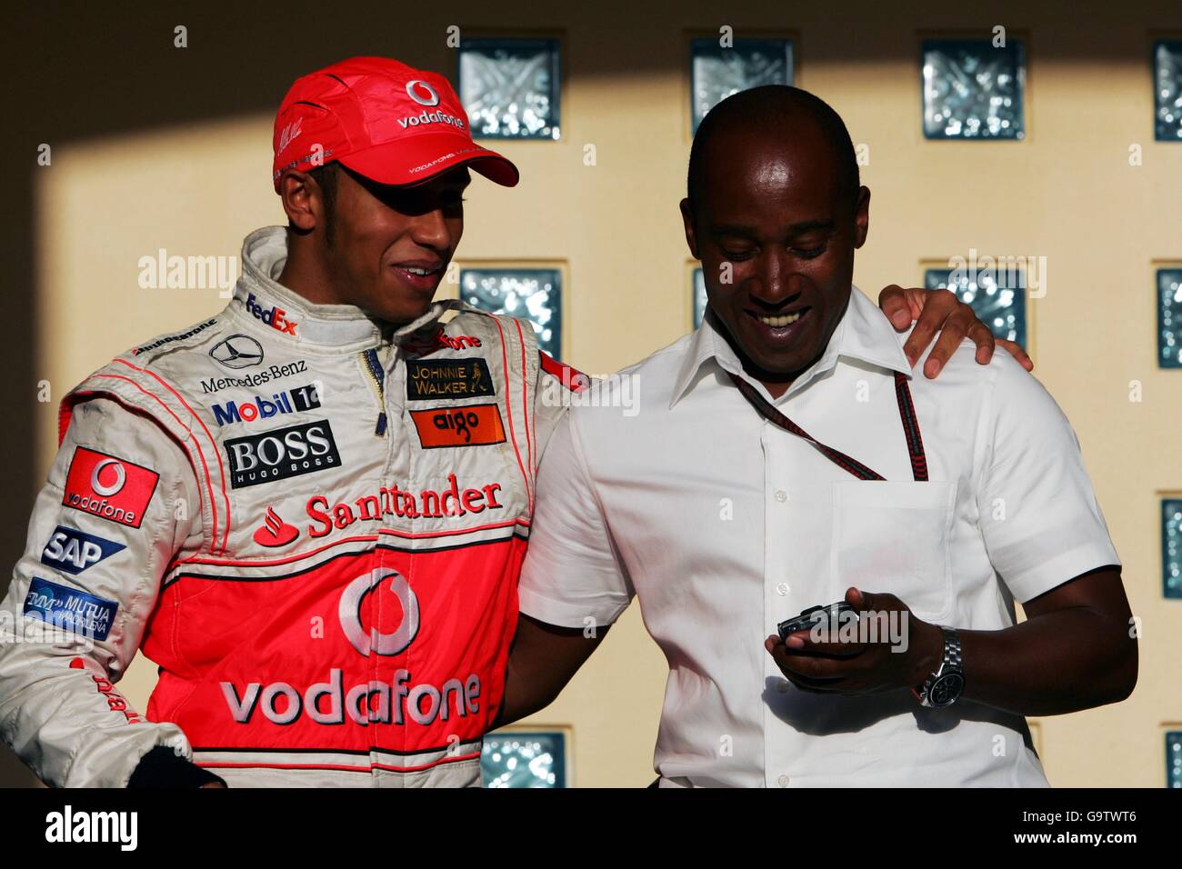 (L A R): Lewis Hamilton (GBR) McLaren con su padre Anthony Hamilton (GBR). El Campeonato Mundial de Fórmula Uno, RD 3, Gran Premio de Bahréin, la raza, el Circuito Internacional de Bahrein, Bahrein, Domingo 15 de abril de 2007. Imagen digital Foto de stock