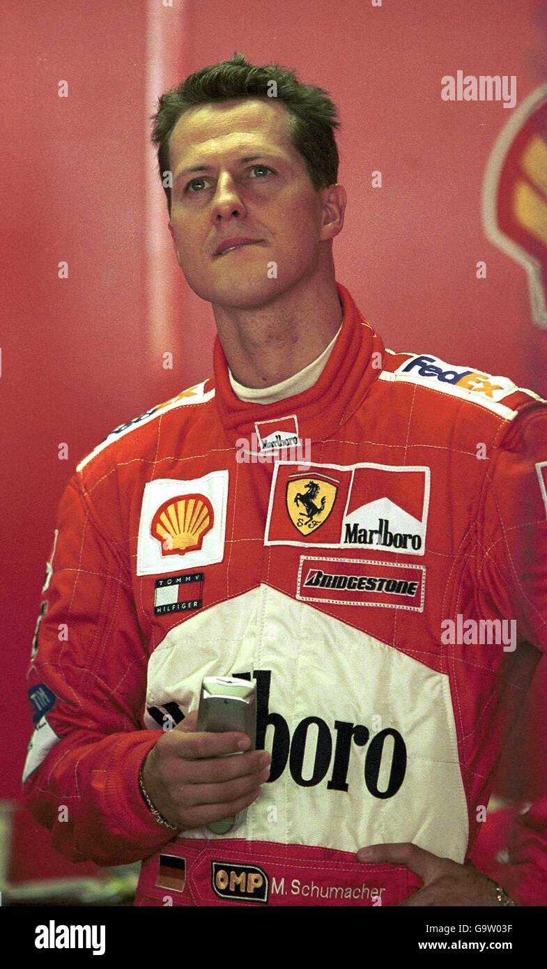Carreras de Fórmula Uno - Gran Premio de Alemania - Clasificación. Michael Schumacher estudia The Times durante la clasificación en Hockenheim Foto de stock