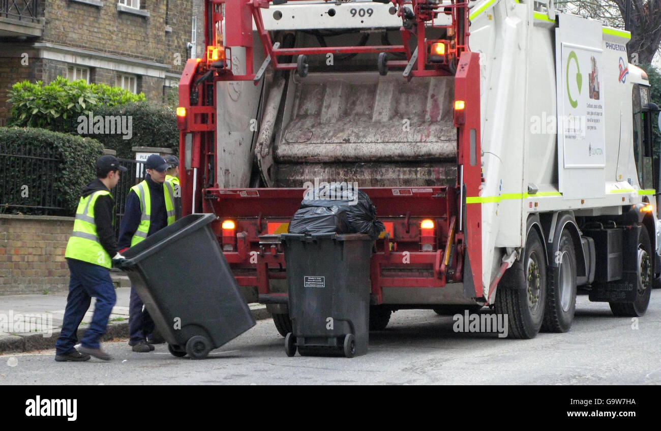 Imagen genérica de los recolectores de basura en una calle de Londres. Foto de stock