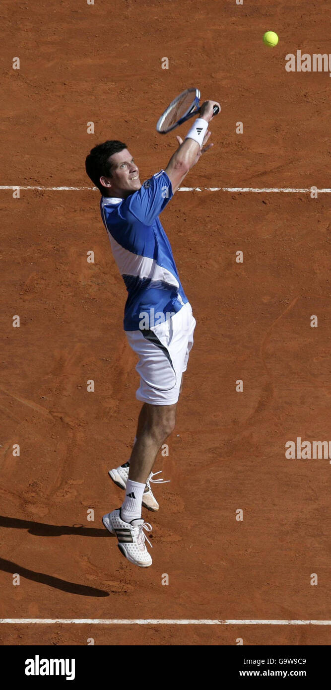 Tenis - Serie Master - Primera Ronda - Monte-Carlo. Tim Henman contra Ferrero durante la Masters Series, primera ronda de partido en Monte-Carlo, Mónaco. Foto de stock