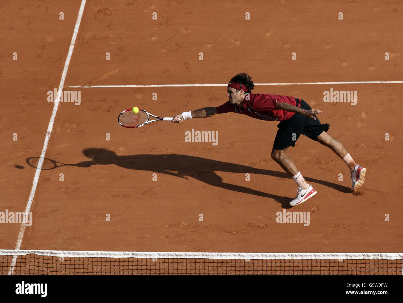 Roger Federer en acción contra Andreas Seppi durante la serie Masters, primera ronda de partido en Monte-Carlo, Mónaco. Foto de stock