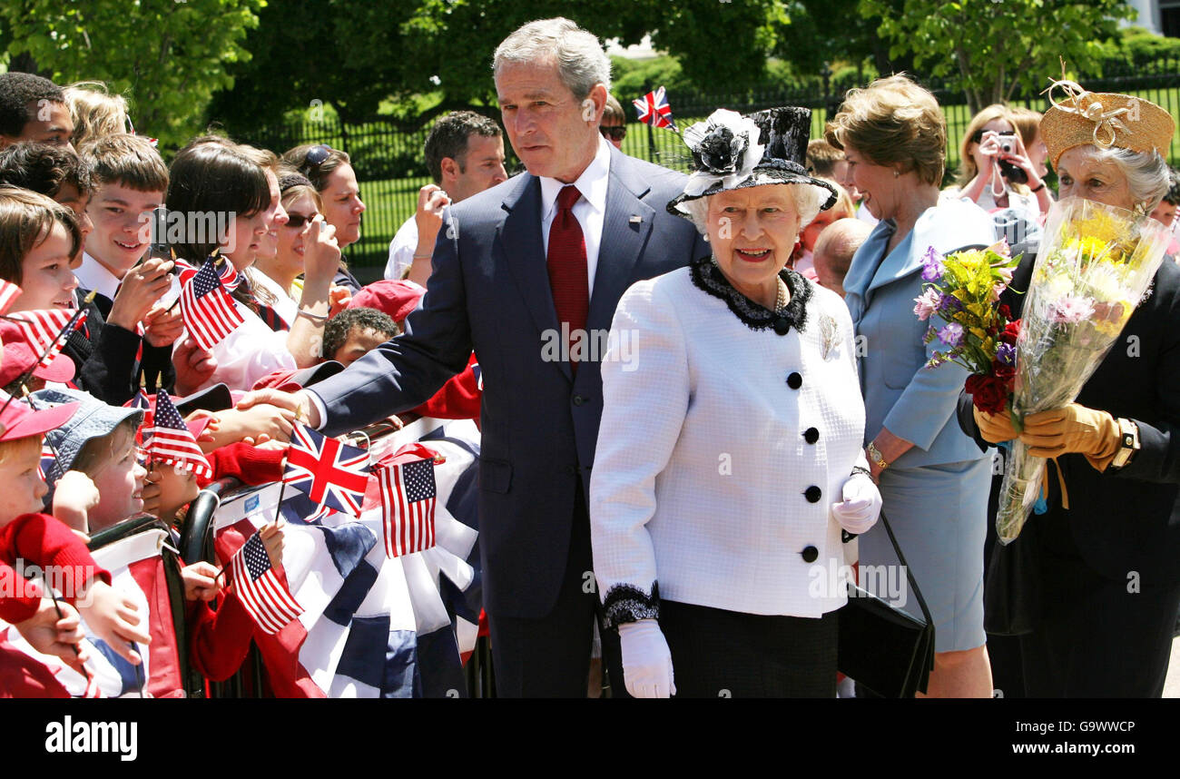 La Reina Isabel II de Gran Bretaña y el Presidente de los Estados Unidos George Bush caminan hasta Blair House, Washington DC, el sexto día de su visita de estado a los Estados Unidos. Foto de stock