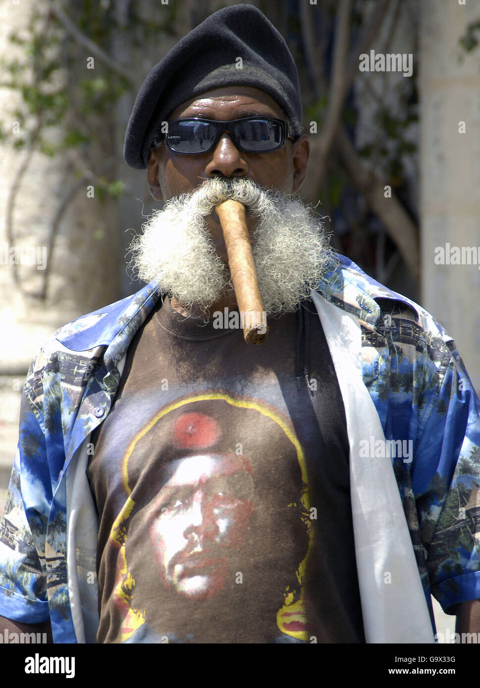 El hombre fumar cigarros de La Habana, Habana, Habana, Cuba, El Caribe Foto de stock