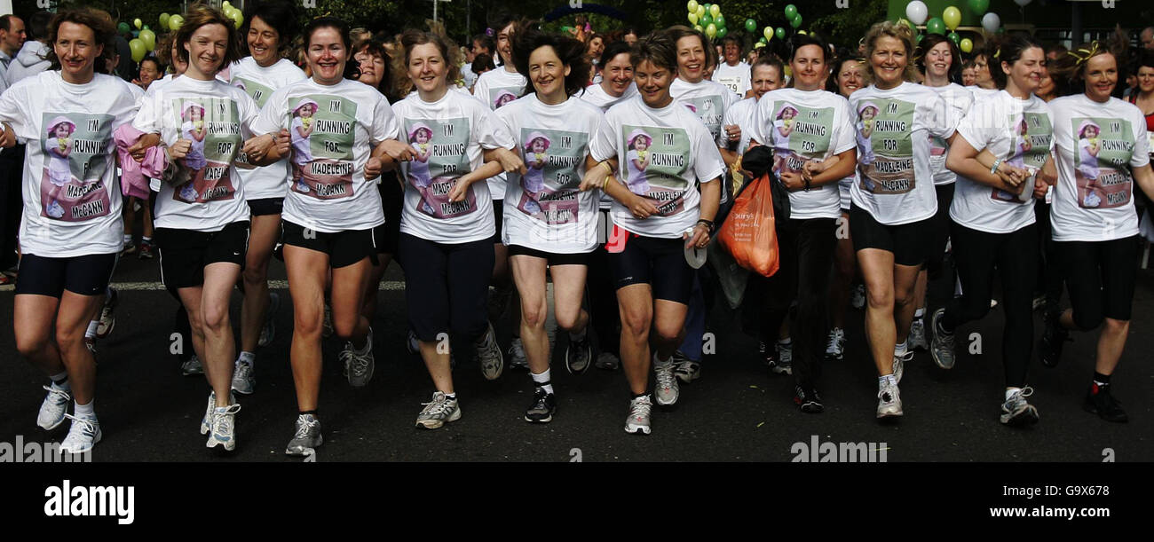 Diane McCann (quinta desde la izquierda), tía de Madeleine McCann, que está corriendo la carrera anual femenina de 10K en Glasgow usando una camiseta con una foto de su sobrina desaparecida. Foto de stock
