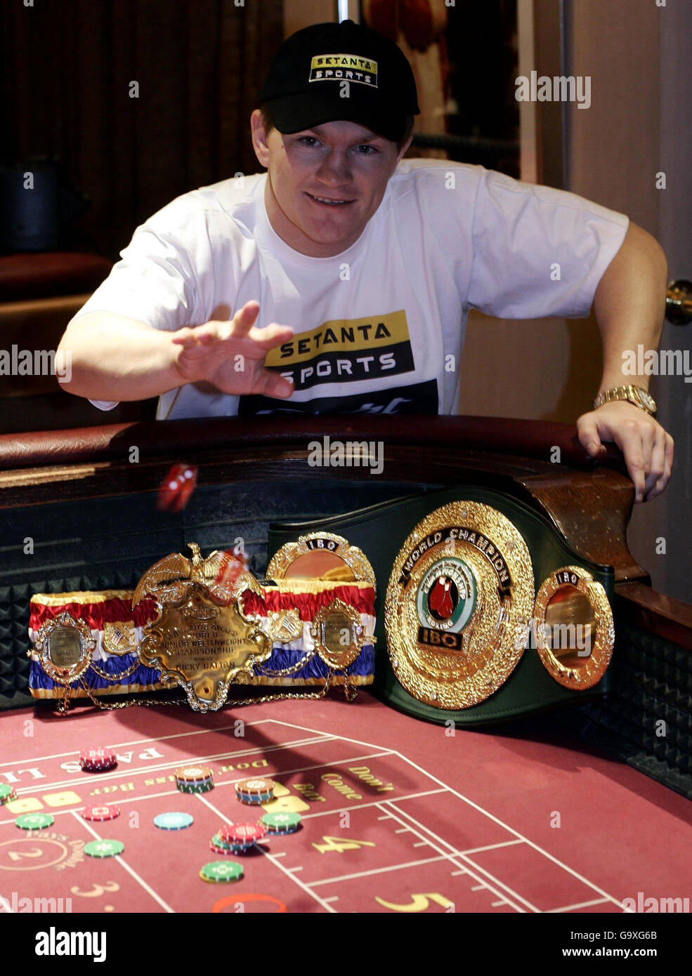 Ricky Hatton durante una llamada de prensa para el lanzamiento de Setanta Sports anunciando que ha asegurado derechos exclusivos de emisión para el mayor evento deportivo mundial, el Sportsman Casino, Londres. Foto de stock