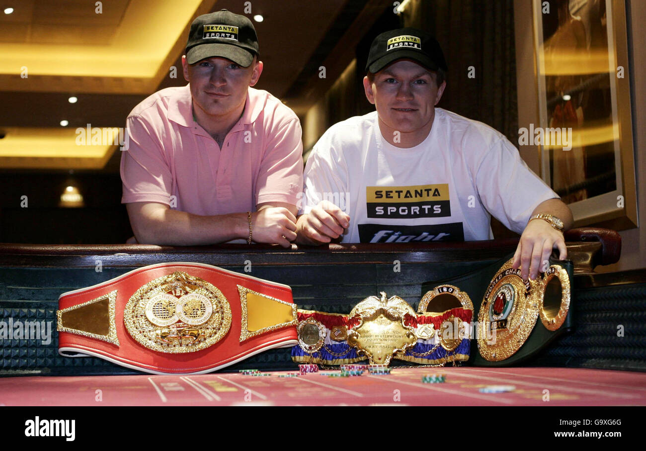 Ricky Hatton (derecha) con su hermano Matthew durante una llamada de prensa para el lanzamiento de Setanta Sports anunciando que ha asegurado derechos exclusivos de emisión para el evento deportivo más importante del mundo, el Sportsman Casino, Londres. Foto de stock