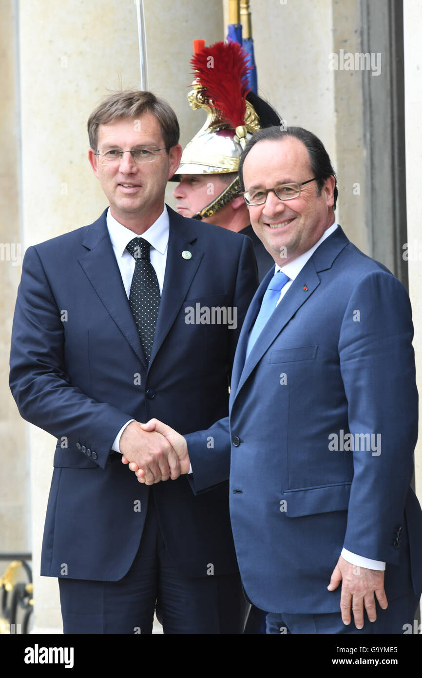 El presidente de Francia, Francois Hollande, recibe al ministro eslovaco de imprimación, Miro Cerar, para mantener conversaciones bilaterales previas a la tercera cumbre de los Balcanes con países d la UE en París el 04/07/2016. Foto: Peter Kneffel/dpa Foto de stock