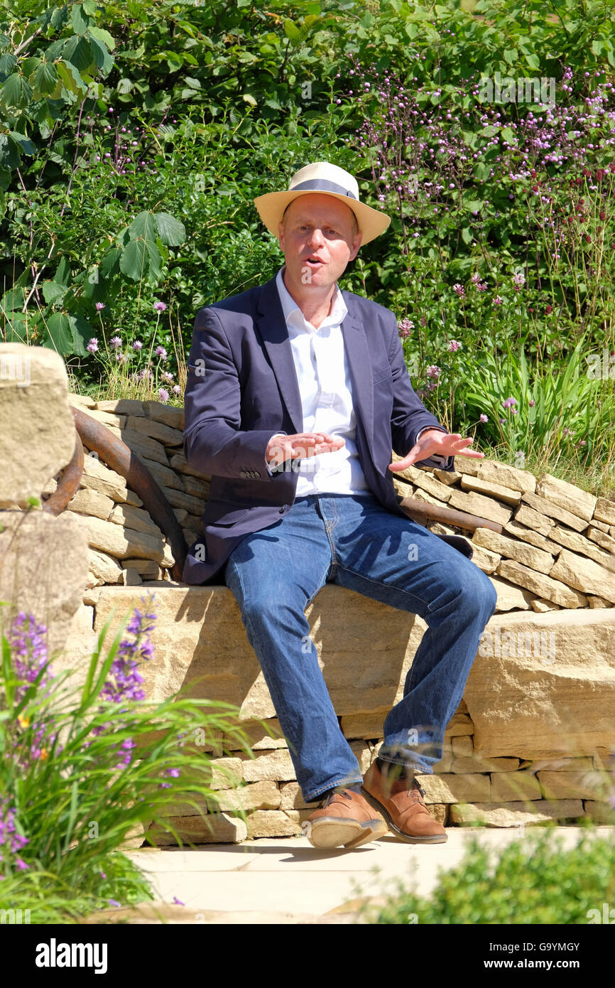 BBC Mundo jardineros' presentador Joe Swift en el jardín de lavanda en el RHS Hampton Court Palace Flower Show Hampton, Inglaterra, Reino Unido. Julio 4, 2016 Crédito: P/Tomlins Alamy Live News Foto de stock