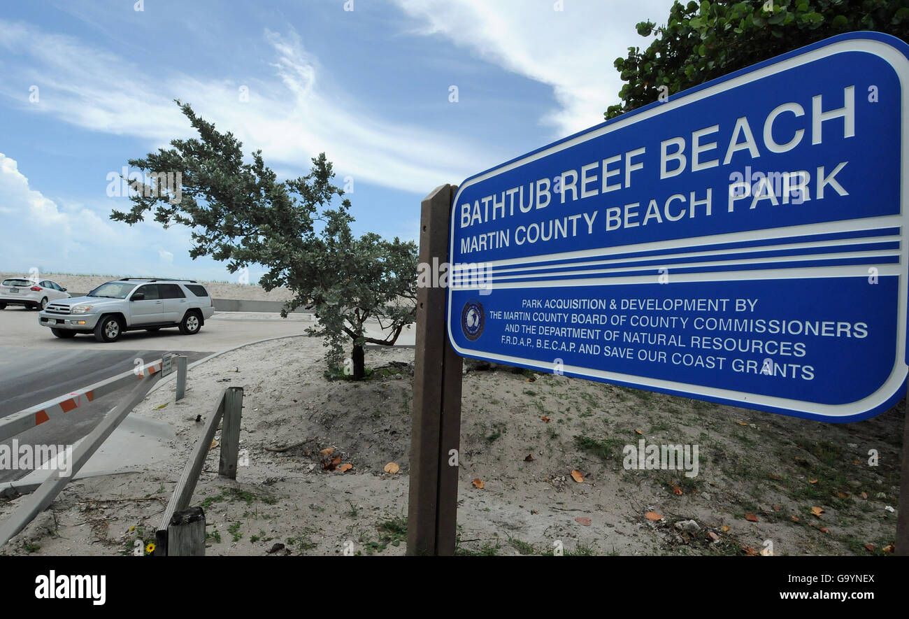 Stuart, Estados Unidos. 04 Julio, 2016. Julio 4, 2016 La entrada a Bañera Reef Beach en Stuart, Florida, es considerado el 4 de julio de 2016. La popular playa, normalmente ocupado en el cuarto de julio de vacaciones, principalmente está desierta como la floración de algas tóxicas en el agua han obligado a los funcionarios del condado de cerrar temporalmente la playa para nadar. (Paul Hennessy/Alamy) Foto de stock