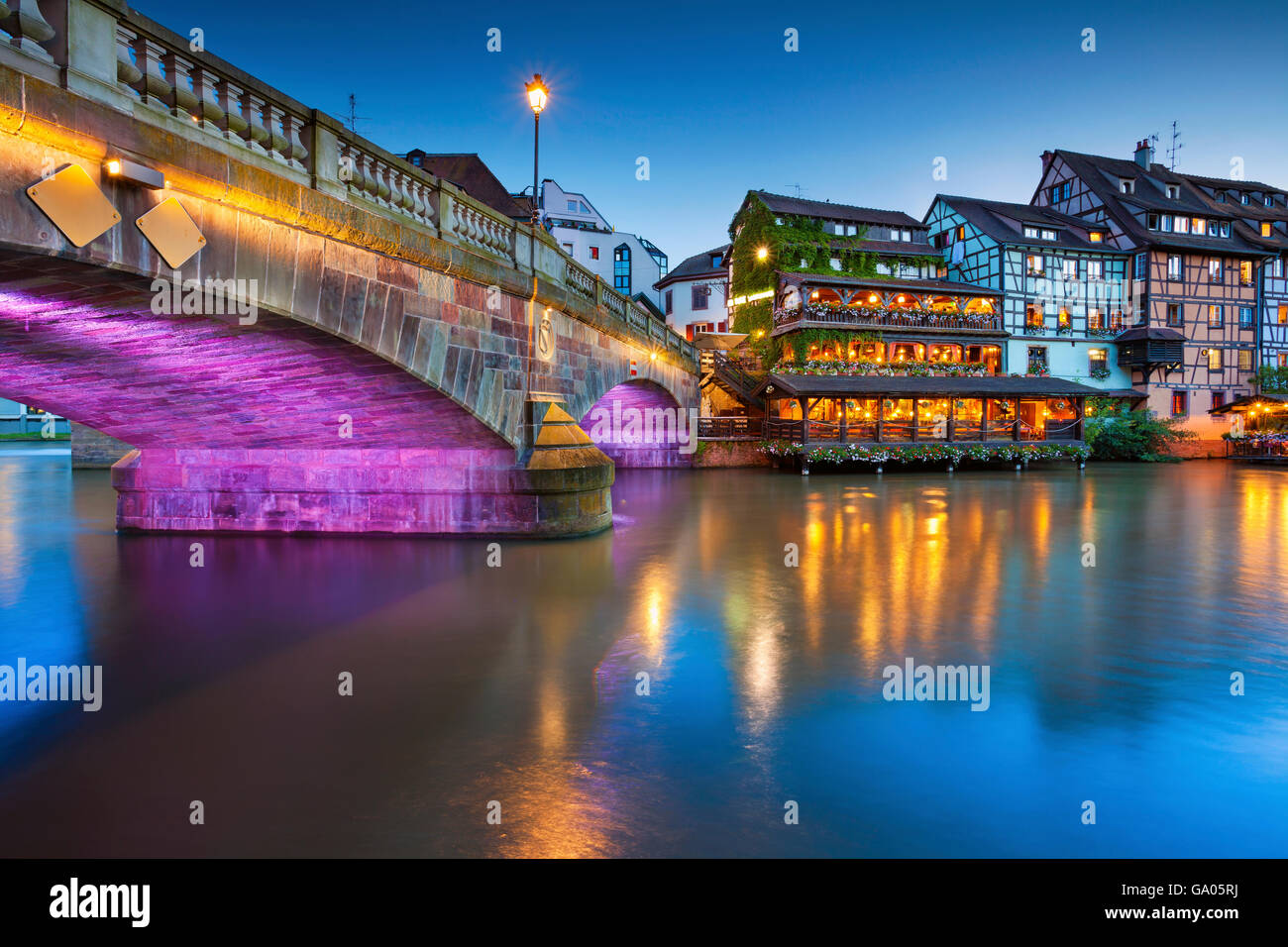Estrasburgo. imagen del casco antiguo de Estrasburgo durante la hora azul crepúsculo. Foto de stock
