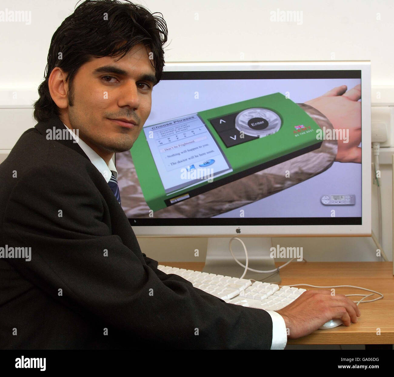 El estudiante iraquí Amin Ismail en la Universidad de Derby, donde reveló  su proyecto final, un dispositivo de traducción usado como un reloj de  pulsera que espera podría ayudar a los soldados