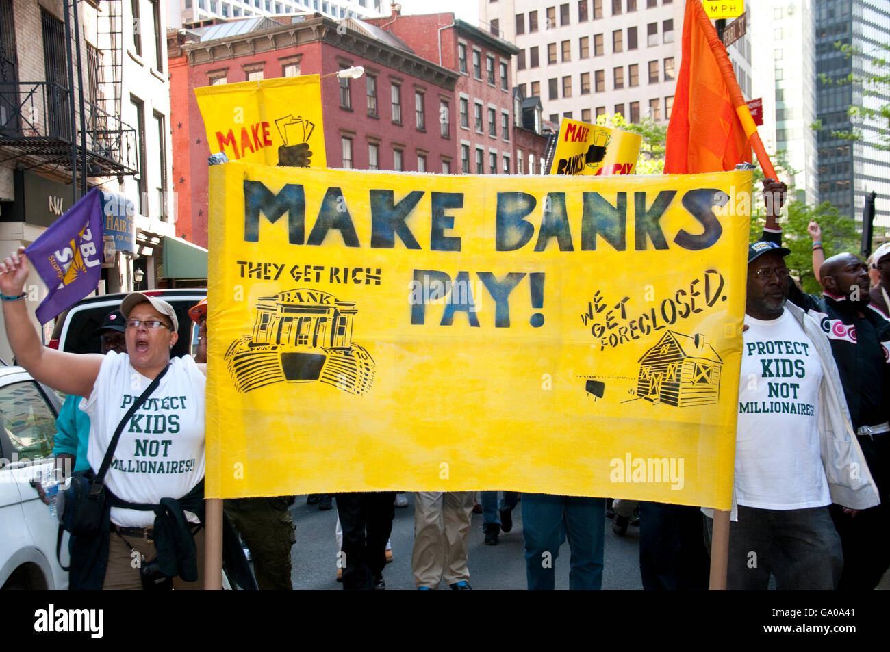 Hacer que los bancos paguen, protesta contra los grandes bancos, la guerra, la discriminación racial y a favor de más dinero para la educación, 12 de mayo de 2011, Foto de stock