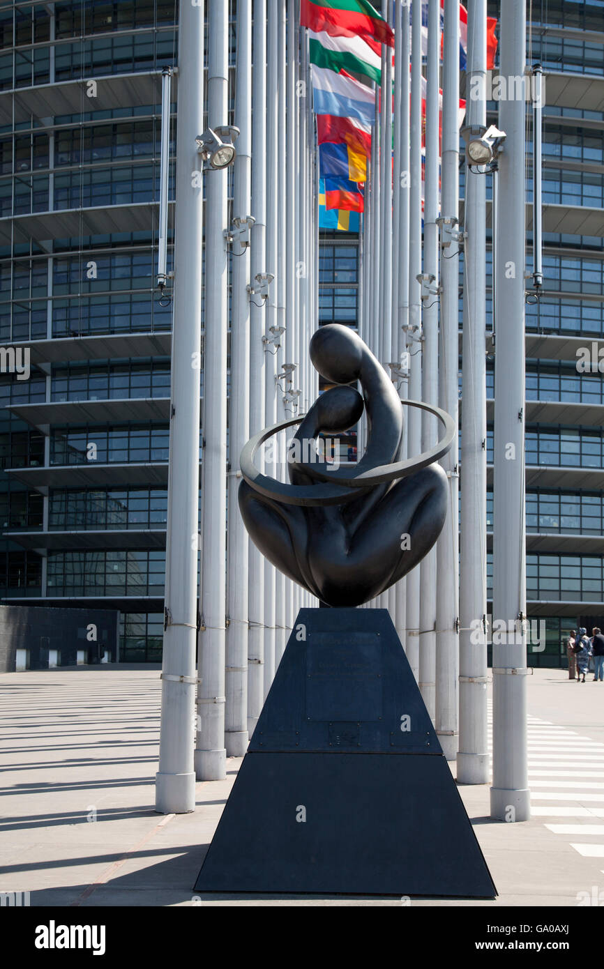 La escultura, Europa Un Coeur, Ludmila Tcherina, símbolo de la Unión Europea, el Parlamento Europeo, en Estrasburgo, Alsacia, Francia Foto de stock
