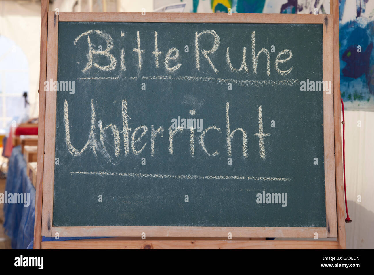 Blackboard, "Bitte Ruhe, Unterricht" o "silencio, por favor, lecciones pasando" Foto de stock