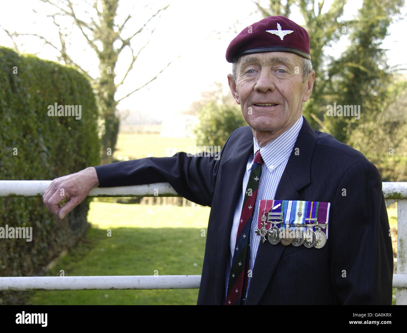 Foto sin fecha del Mayor (Retd) Laurie Ashbridge, (Ex RSM 3rd Batallón el Regimiento de los Parachutes), fuera de su casa cerca de Bedford. Foto de stock