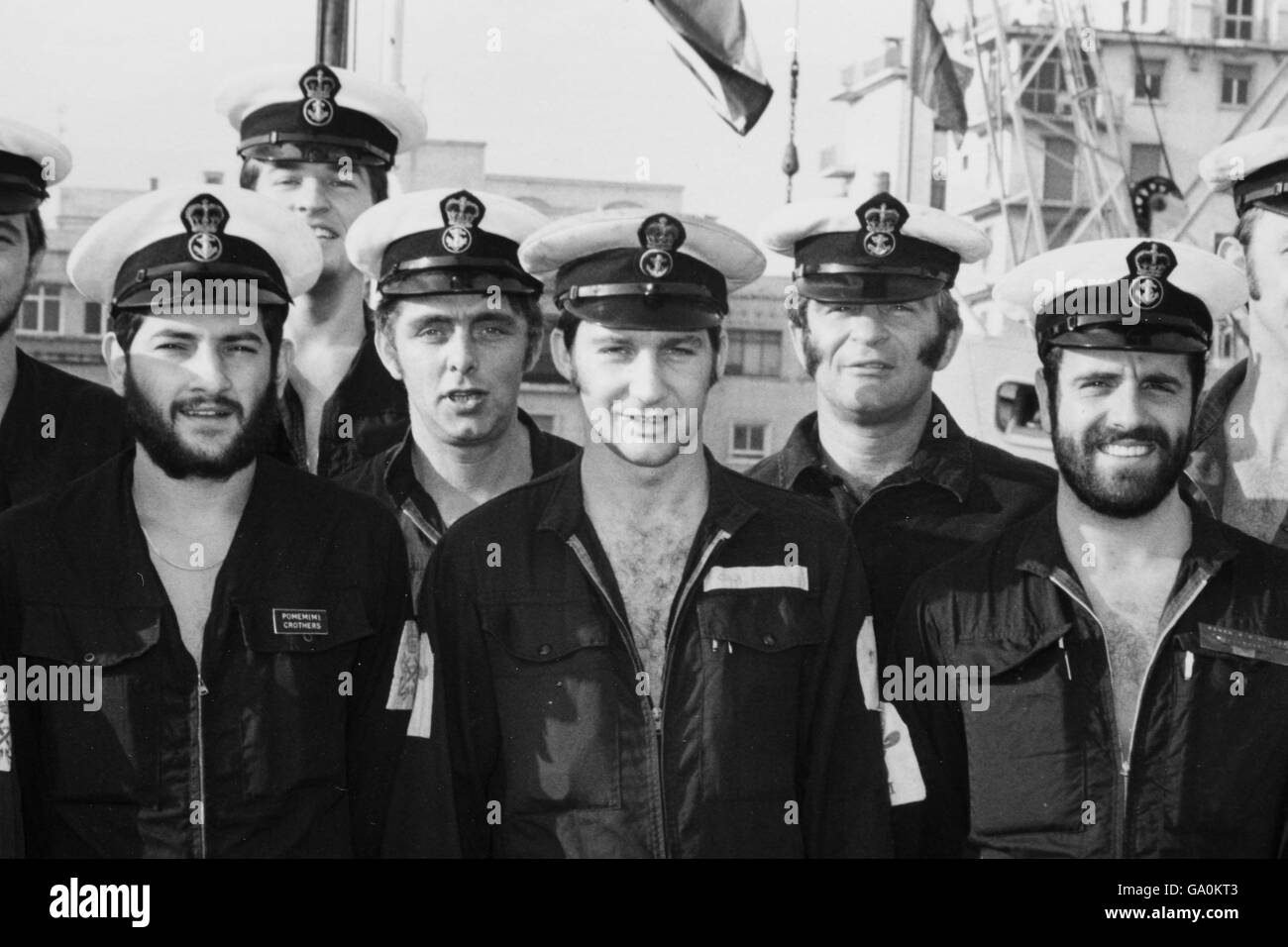 Recoge una foto del antiguo ingeniero de la Marina Real Derek 'Smokey' Cole (centro) a bordo del HMS Intrepid en 1981. El Sr. Cole sirvió a bordo del buque de asalto durante la guerra de las Malvinas hace 25 años. Foto de stock