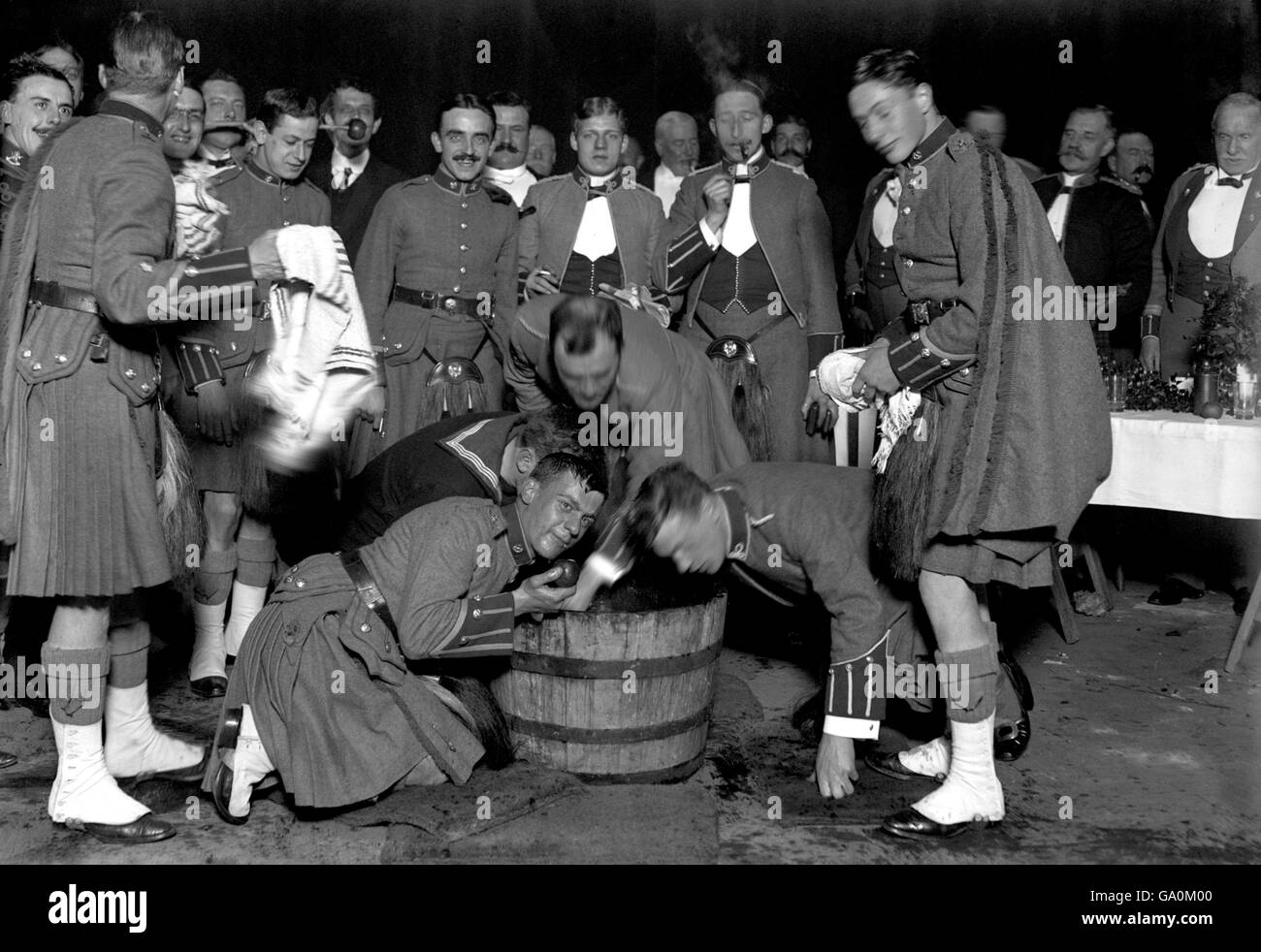 Los miembros del Regimiento Escocés de Londres celebran Hogmany en su Barracones en Chelsea con juegos tradicionales como 'Dookin for Manzanas' Foto de stock