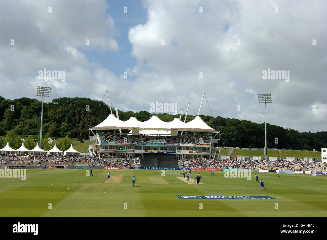 Una visión general de la acción de Hampshire contra Warwickshire durante el partido semifinal del trofeo Friends Provident en el Rose Bowl, Southampton. Foto de stock