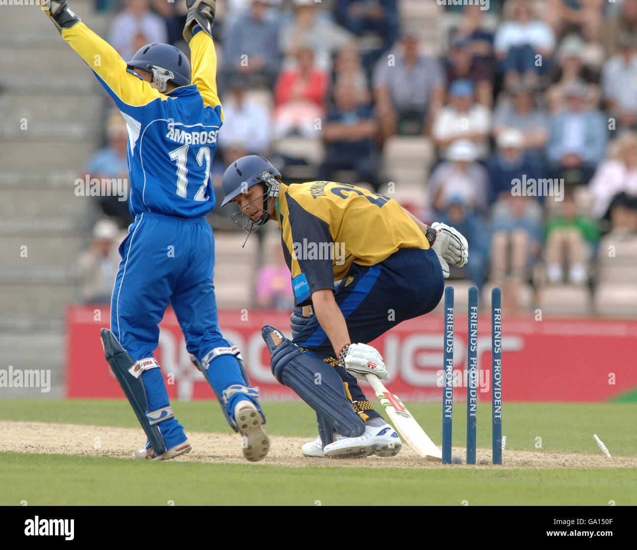 Chris Tremlett de Hampshire es tropezado por Tony Ambrose de Warwickshire durante el partido semifinal del trofeo Friends Provident en el Rose Bowl, Southampton. Foto de stock