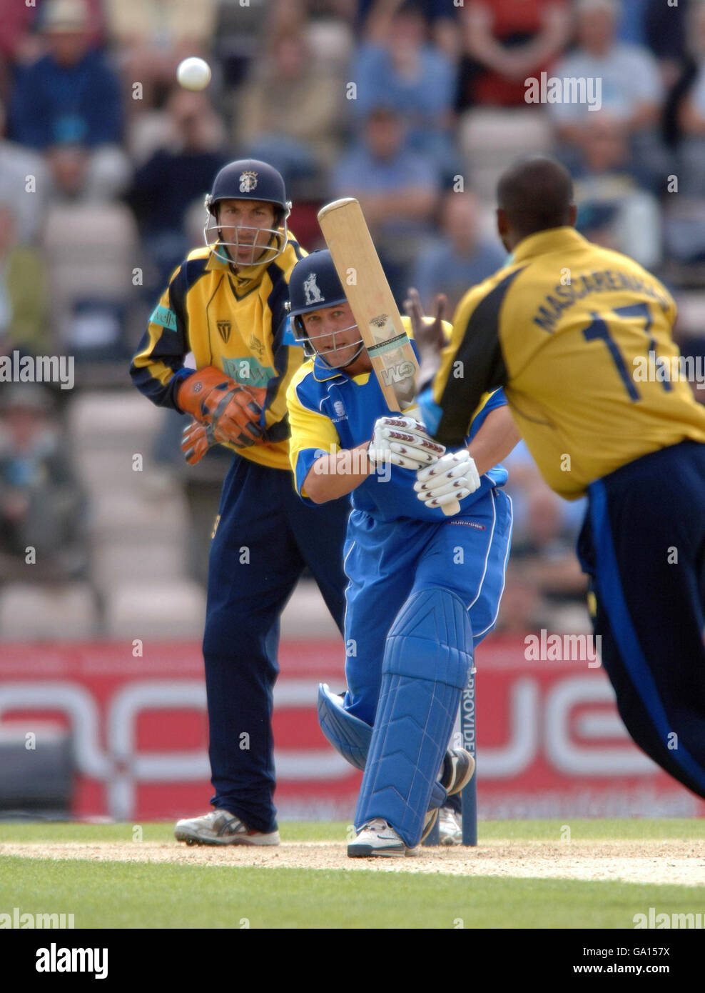 Jonathan Trott de Warwickshire durante el partido semifinal del Trofeo Friends Provident en Rose Bowl, Southampton. Foto de stock