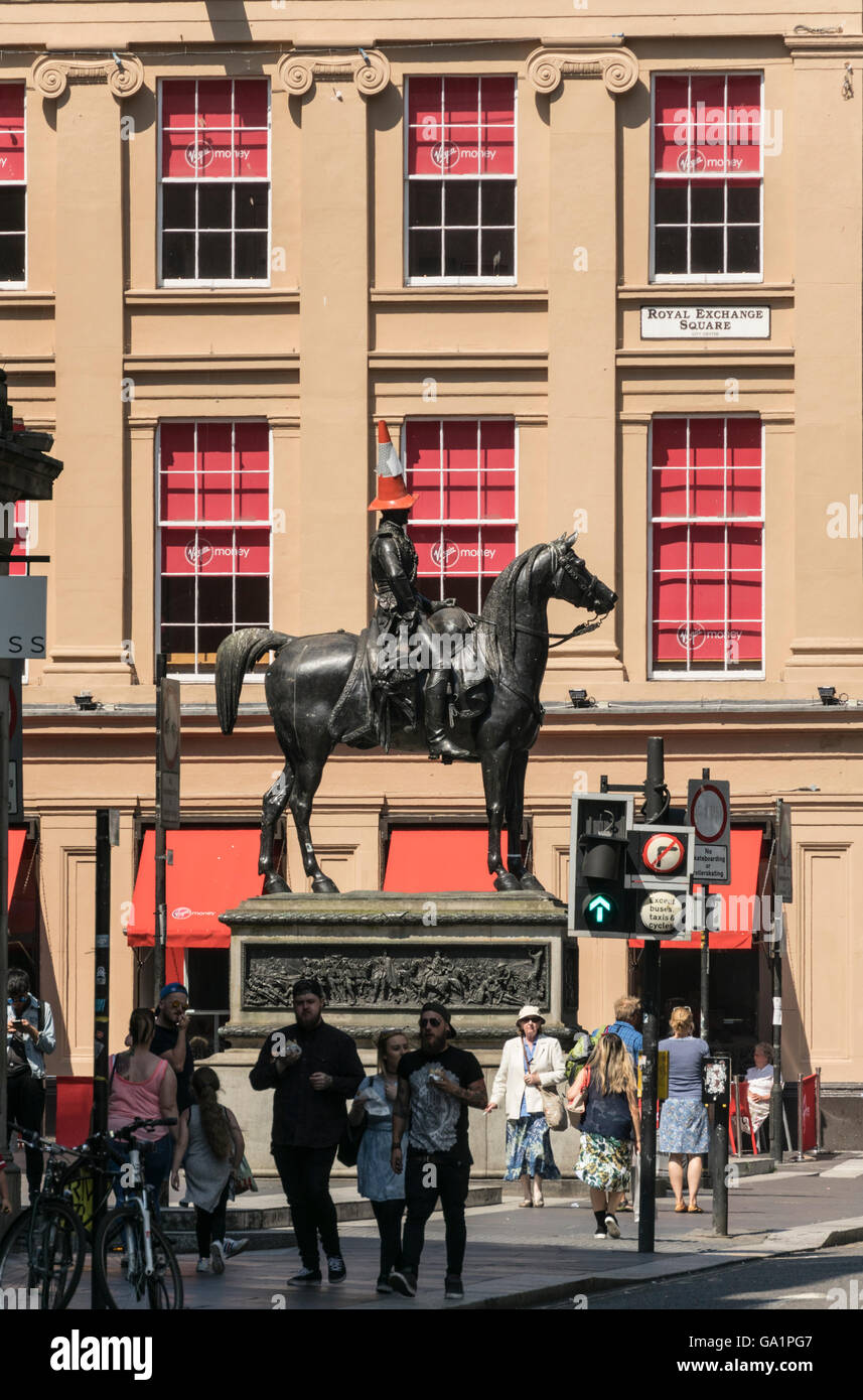 Estatua del Duque de Wellington, con cono de tráfico en la cabeza, el Royal Exchange Square, Glasgow, Escocia, Reino Unido, Foto de stock