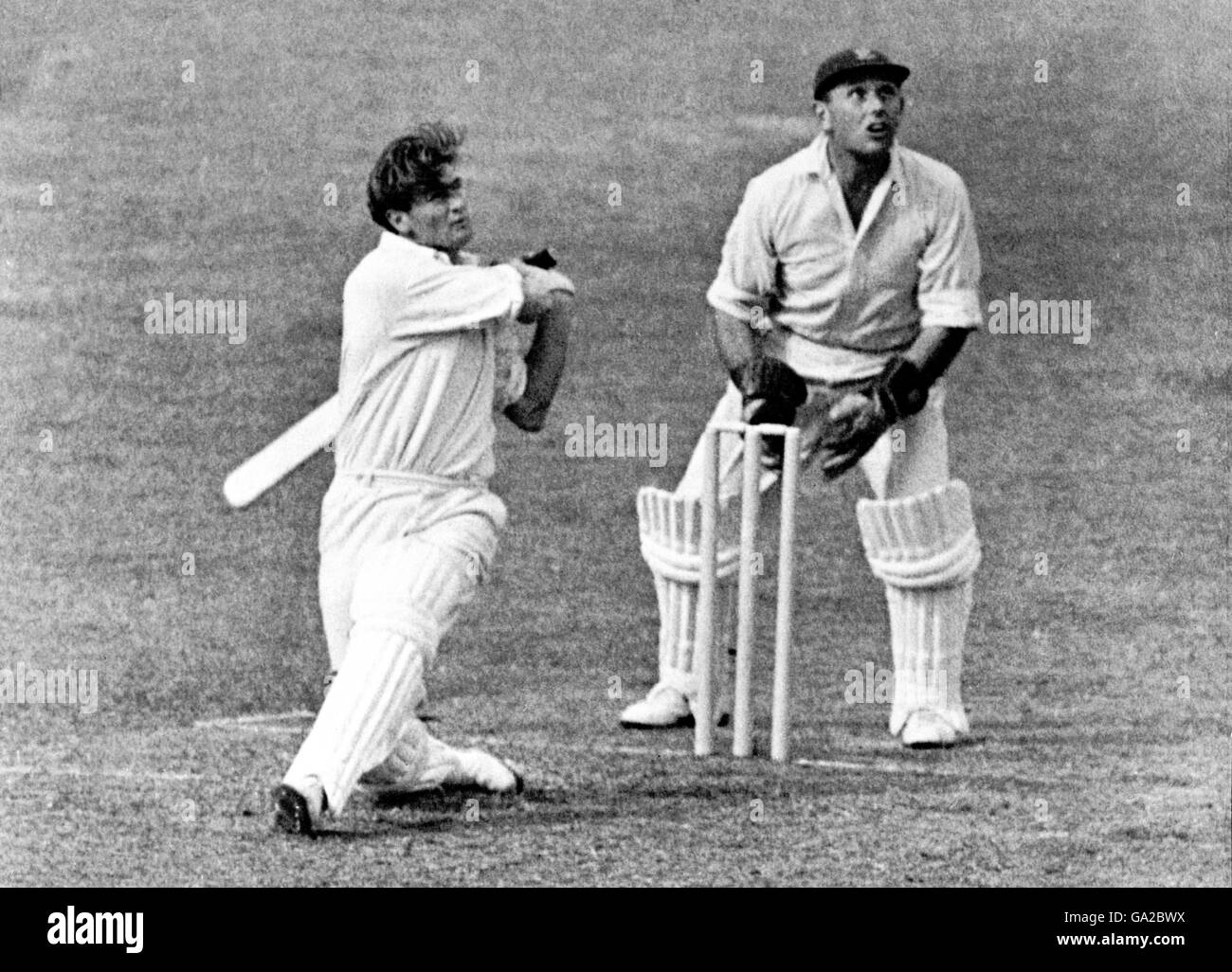 Cricket - The Ashes 1948 - Marylebone Cricket Club v Australia - Lord's - Primer Día. Keith Miller (l), de Australia, tira del balón por seis Foto de stock