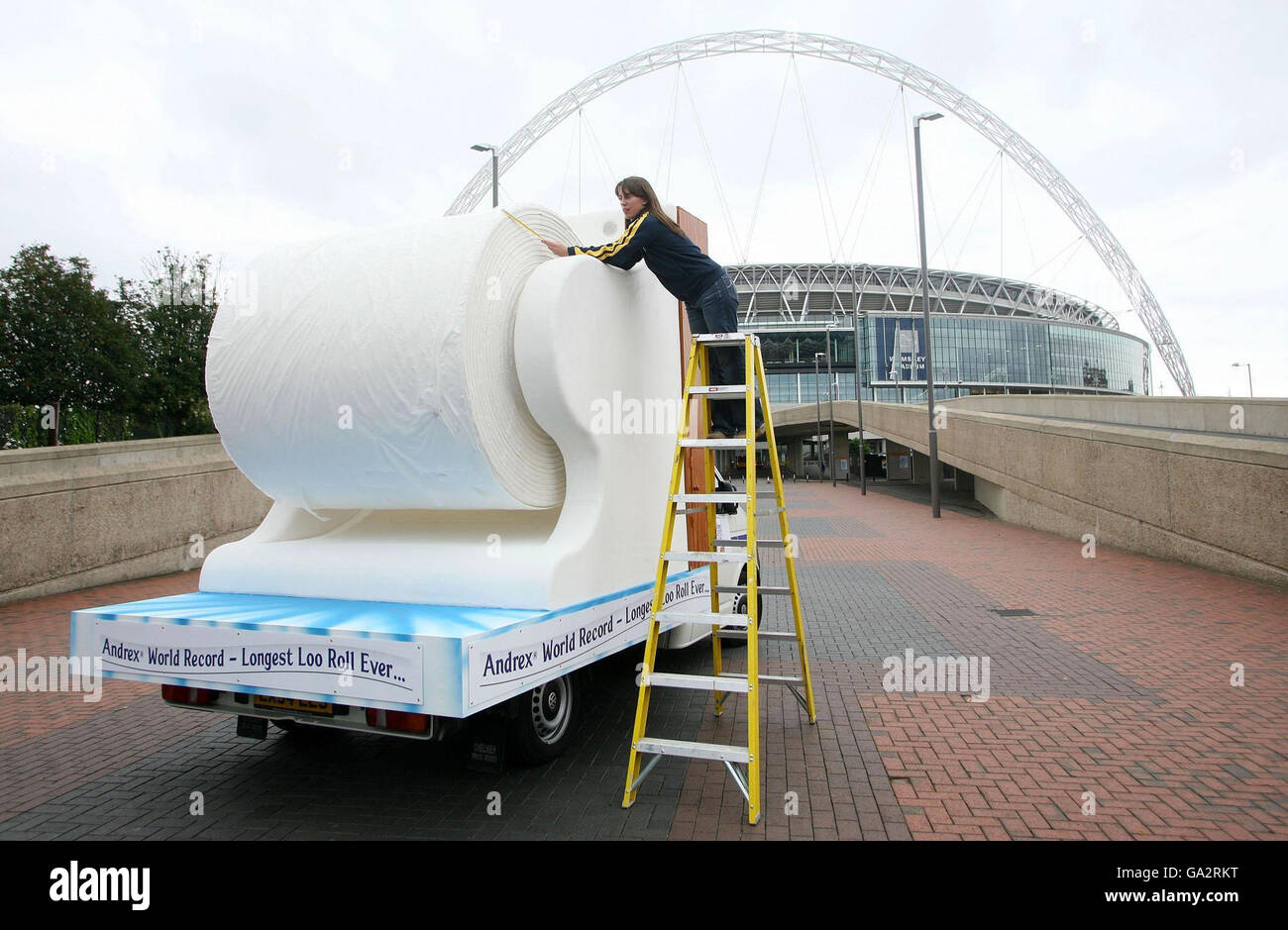 Kim Lacey, de Guinness World Records, mide el rollo de papel higiénico más  grande del mundo en las afueras del estadio de Wembley, al norte de Londres  Fotografía de stock - Alamy