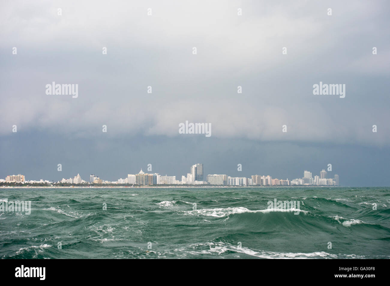 El mar embravecido fuera de Miami, Florida Foto de stock