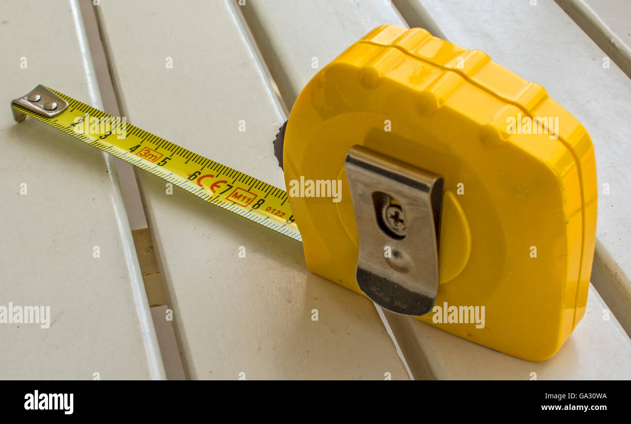 Cinta métrica regla de metal mostrando measuement en centímetros (cm)  números sobre fondo liso Fotografía de stock - Alamy