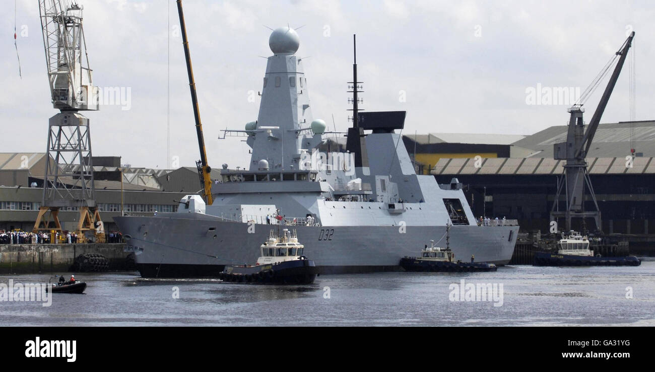 HMS Dosing Dejando de BAE Systems Surface Fleet Solutions en Scotstoun, Glasgow, para pruebas marítimas. Foto de stock