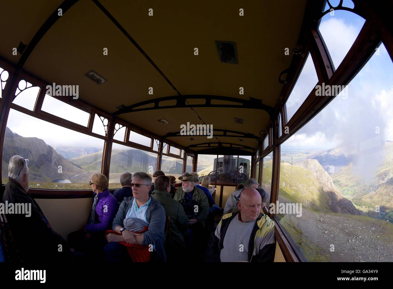 La vista de los pasajeros en el carro y el motor de vapor de viaje hasta Snowdon Mountain Railway, el Parque Nacional de Snowdonia, Gwynedd, Gales, Reino Unido Foto de stock