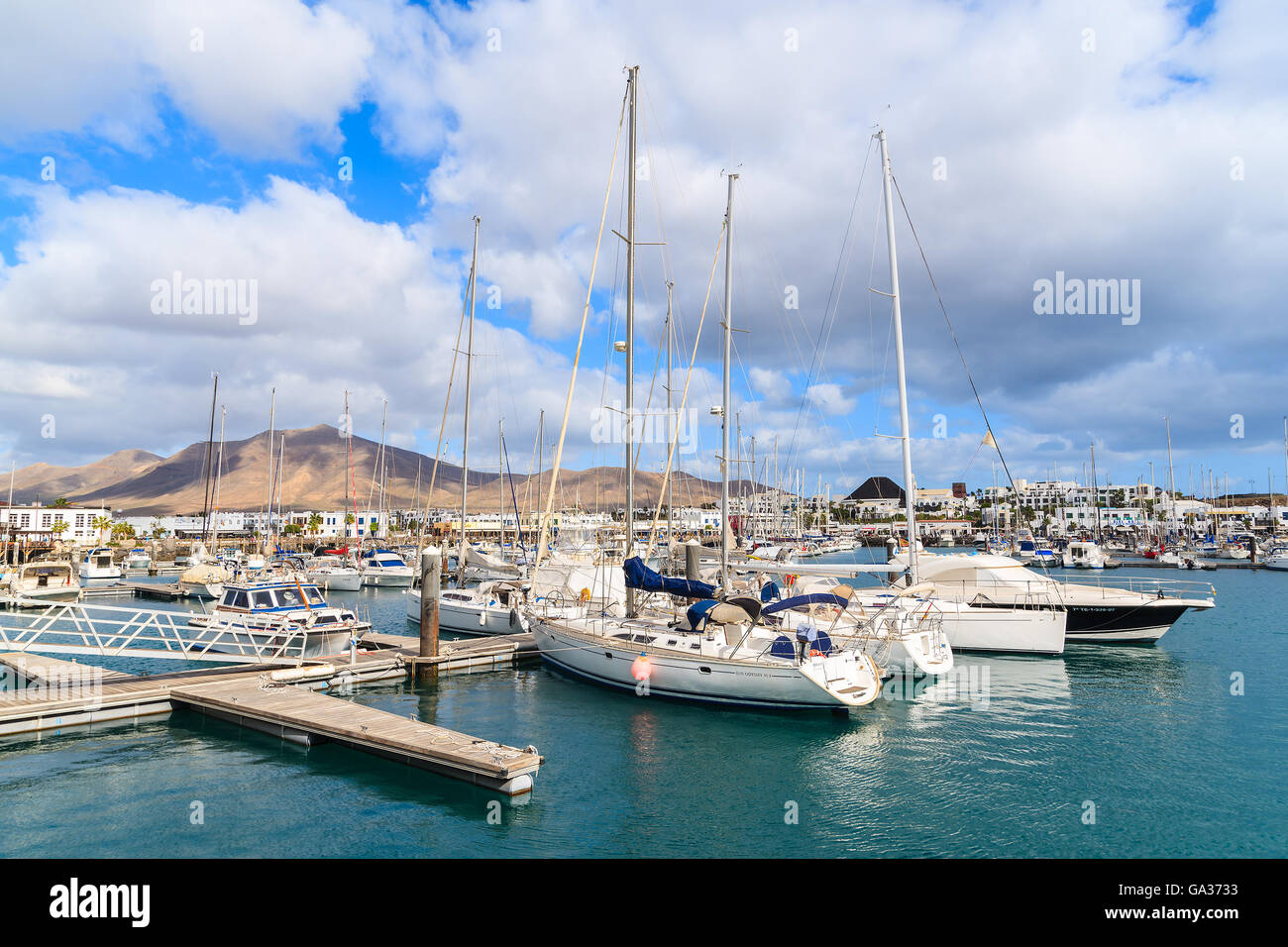 MARINA RUBICON, LANZAROTE- 17 Jan, 2015: Barcos yates atraque en Puerto Rubicon. Las Islas Canarias son destino de vacaciones muy popular debido al soleado clima tropical todo el año. Foto de stock
