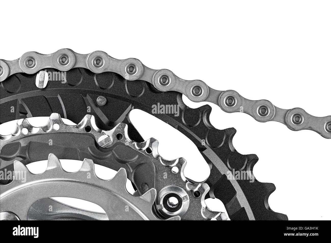 Close-up de juego de manivela de bicicleta con cadena aislado sobre fondo blanco. Foto de stock