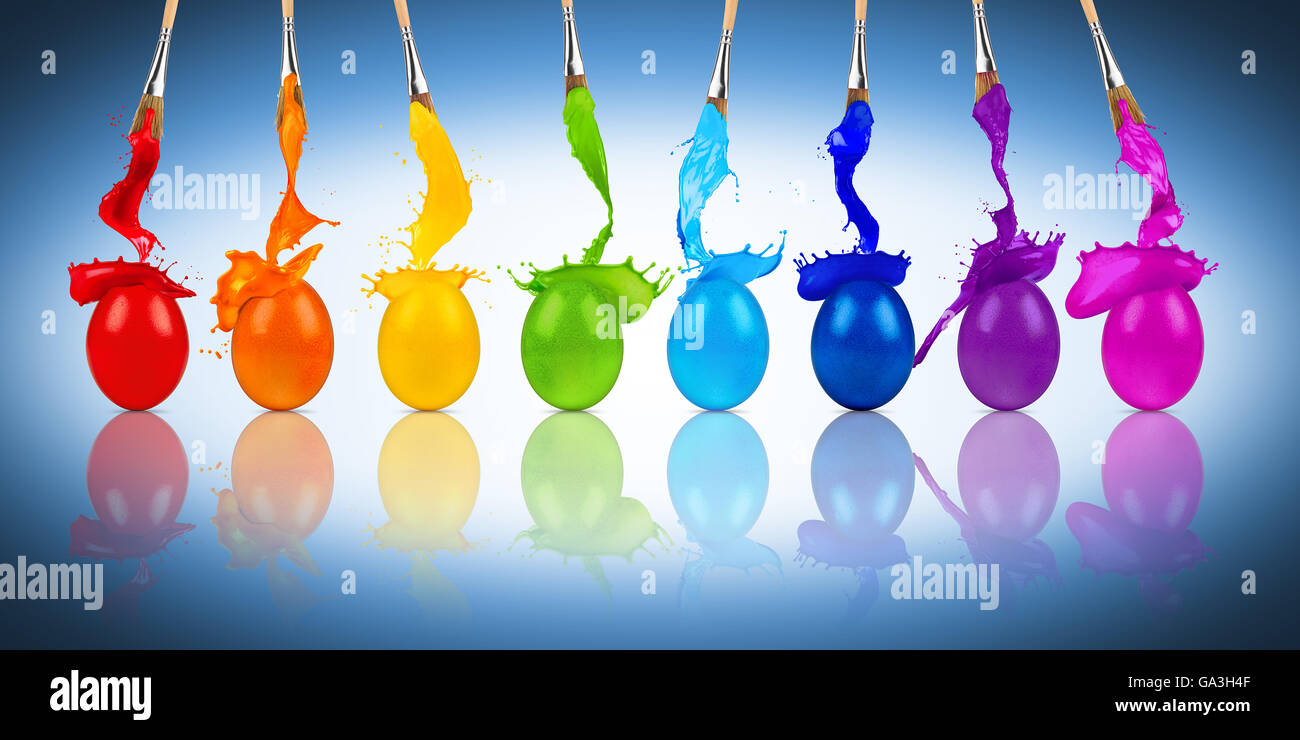 Huevo de pascua arcoiris coloridas salpicaduras de color fila con pinceles Foto de stock