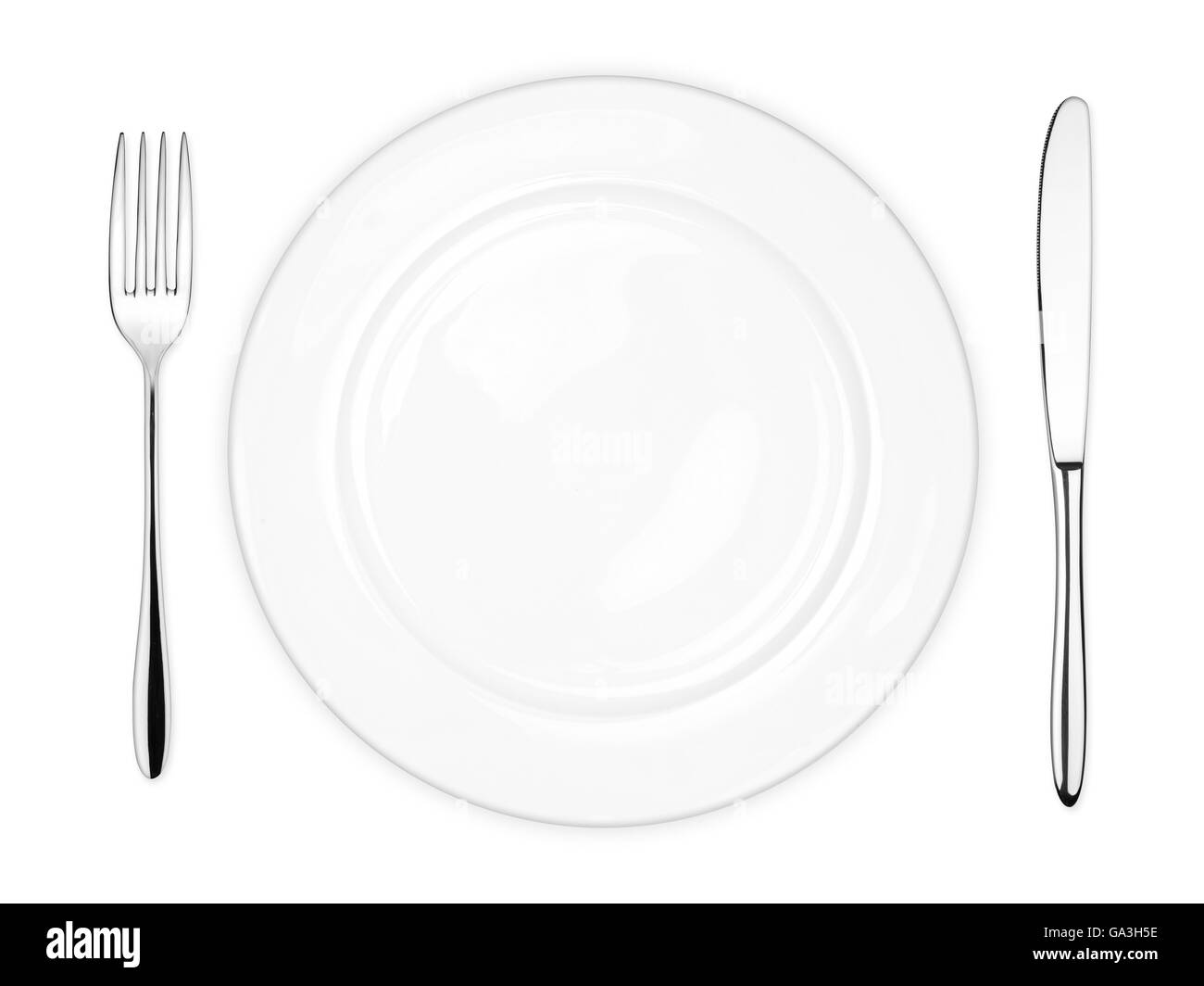 Lugar con plato vacío tenedor y cuchillo aislado sobre fondo blanco. Foto de stock