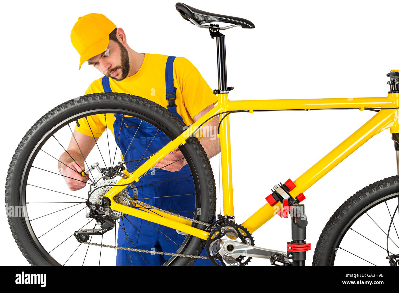Montaje mecánico de bicicletas en la mordaza de freno bicicleta de montaña amarilla Foto de stock
