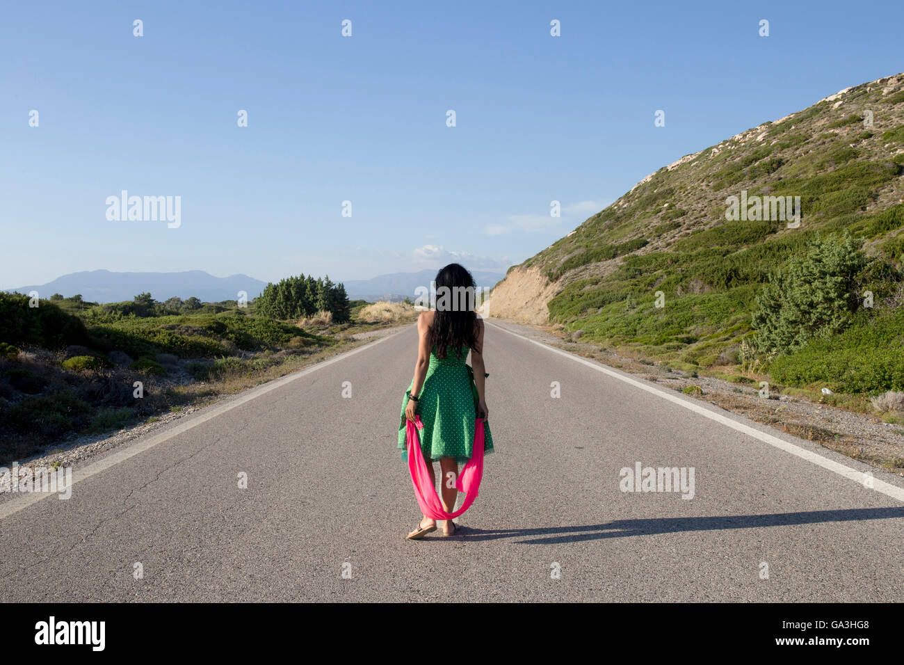 Una mujer que está completamente solo en una carretera. La isla de Rodas(Rodos). Foto de stock