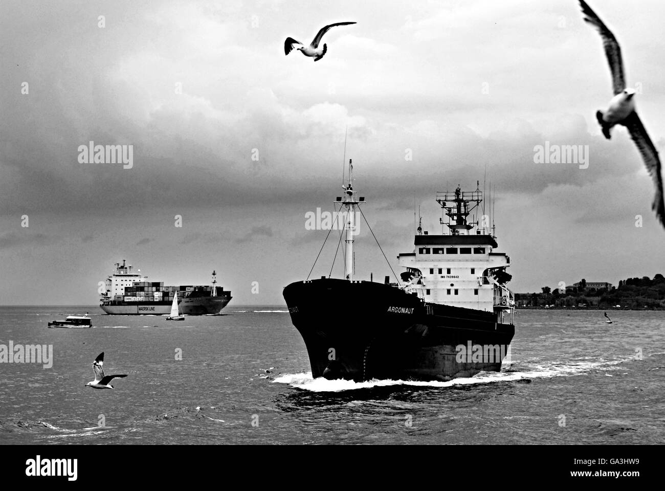 Los buques fueron pasando por el Bósforo. Foto de stock
