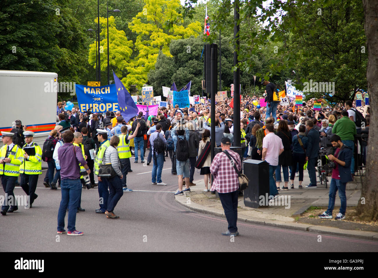 Londres - 02 de julio: los manifestantes en la marcha de protesta en Europa Julio 2nd, 2016 en Londres, Inglaterra, Reino Unido. Se estima que 35 tú Foto de stock