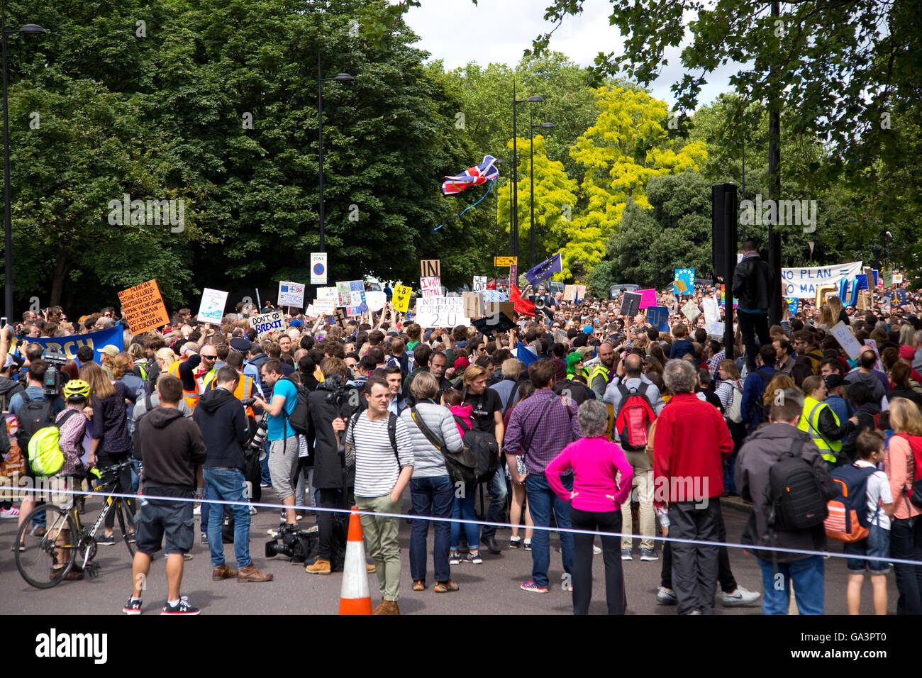 Londres - 02 de julio: los manifestantes en la marcha de protesta en Europa Julio 2nd, 2016 en Londres, Inglaterra, Reino Unido. Se estima que 35 tú Foto de stock