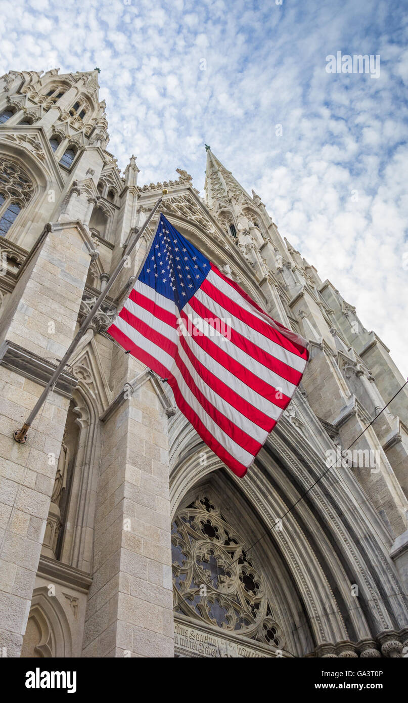 La bandera americana en la catedral de San Patricio en la Ciudad de Nueva York, EE.UU. Foto de stock