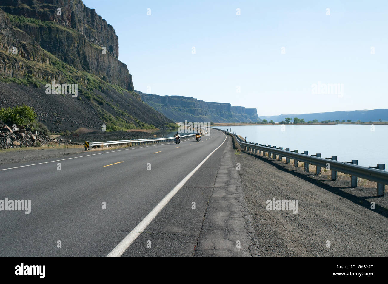 Los motociclistas paseo en el estado de Washington la Scenic Highway 155, al sur de Grand Coulee, Estado de Washington, EE.UU.. Foto de stock