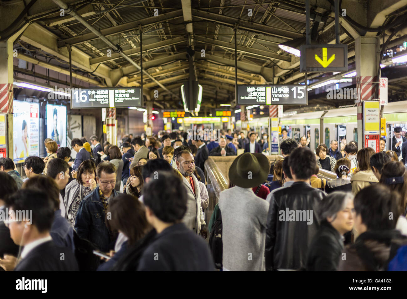 Hora punta en el metro de Tokio Fotografía de stock - Alamy