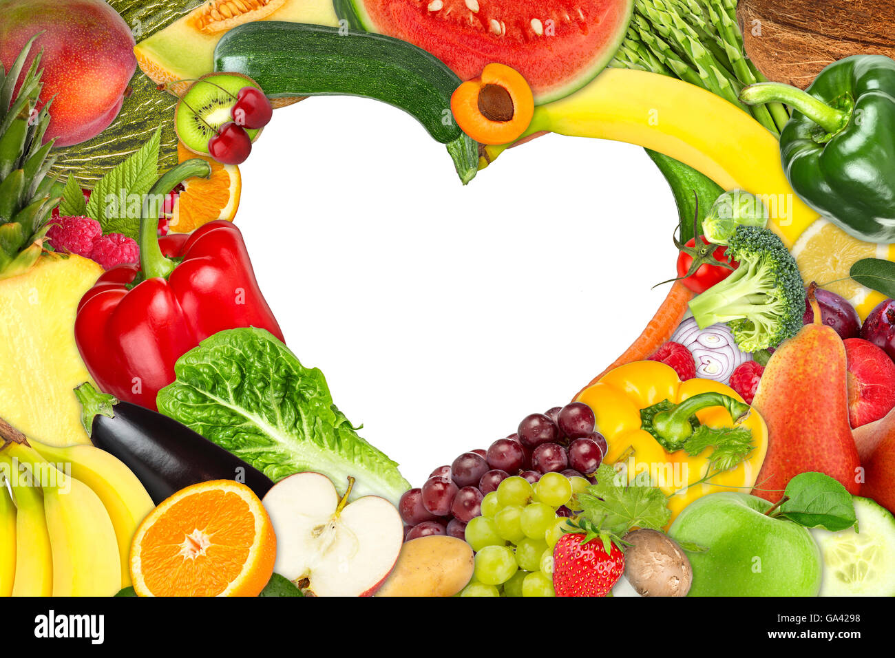 Bastidor en forma de corazón de frutas y verduras aislado sobre fondo blanco. Foto de stock