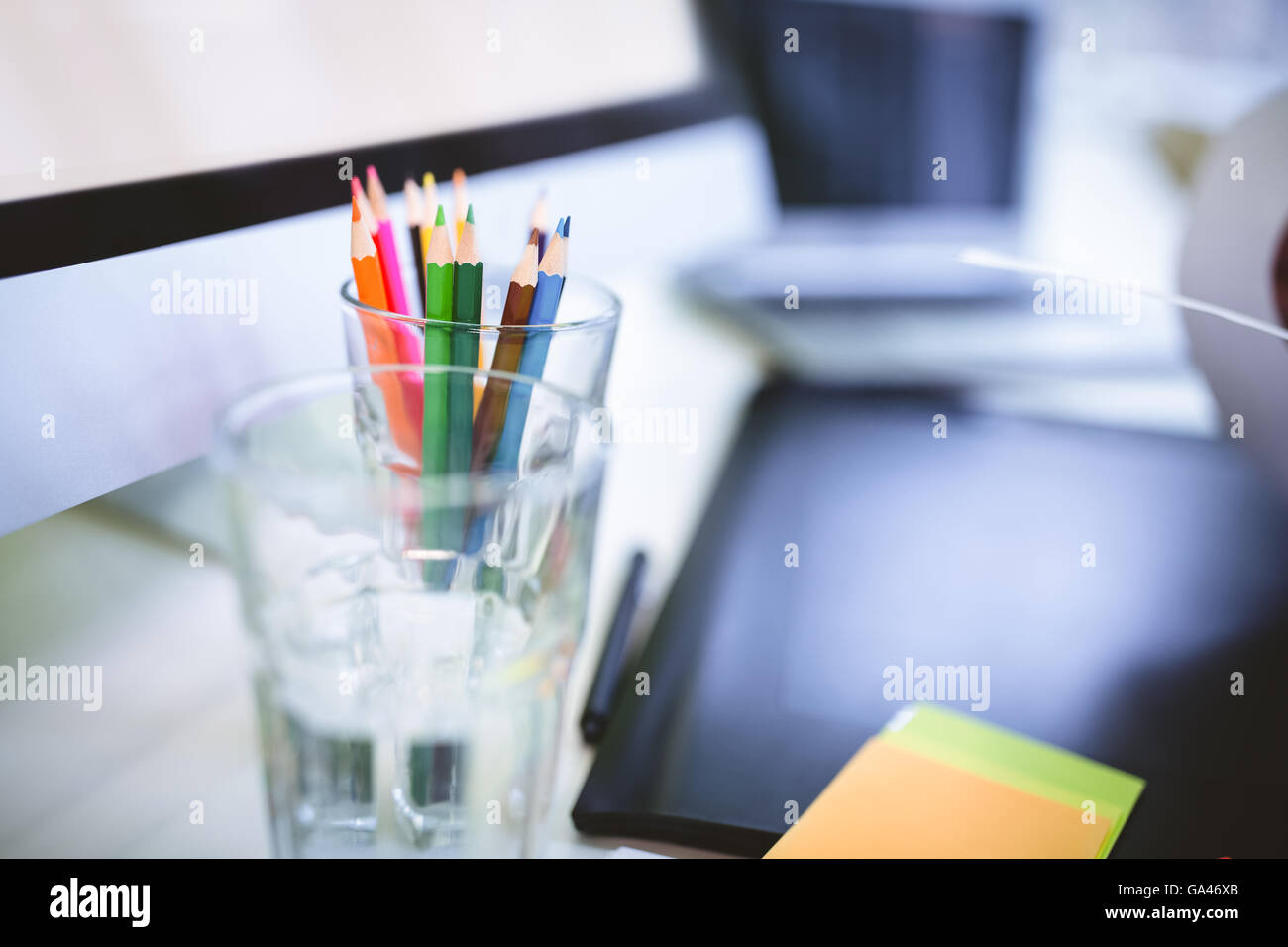 Organizador de escritorio con vaso y tableta gráfica Foto de stock