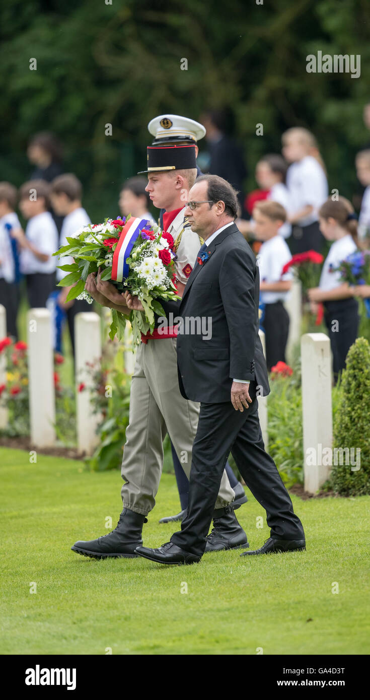El presidente francés Françoise Hollande se prepara para colocar una ofrenda floral durante la ceremonia de conmemoración del 100º aniversario del inicio de la batalla del Somme en Theipval en el norte de Francia Foto de stock