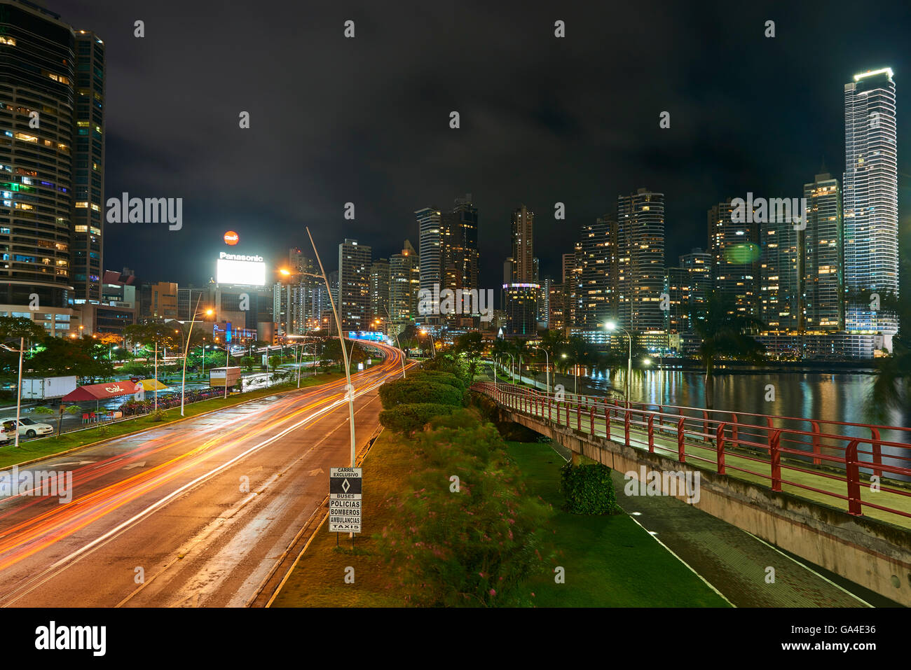 Cinta Costera en la noche, La Ciudad de Panamá, República de Panamá  Fotografía de stock - Alamy