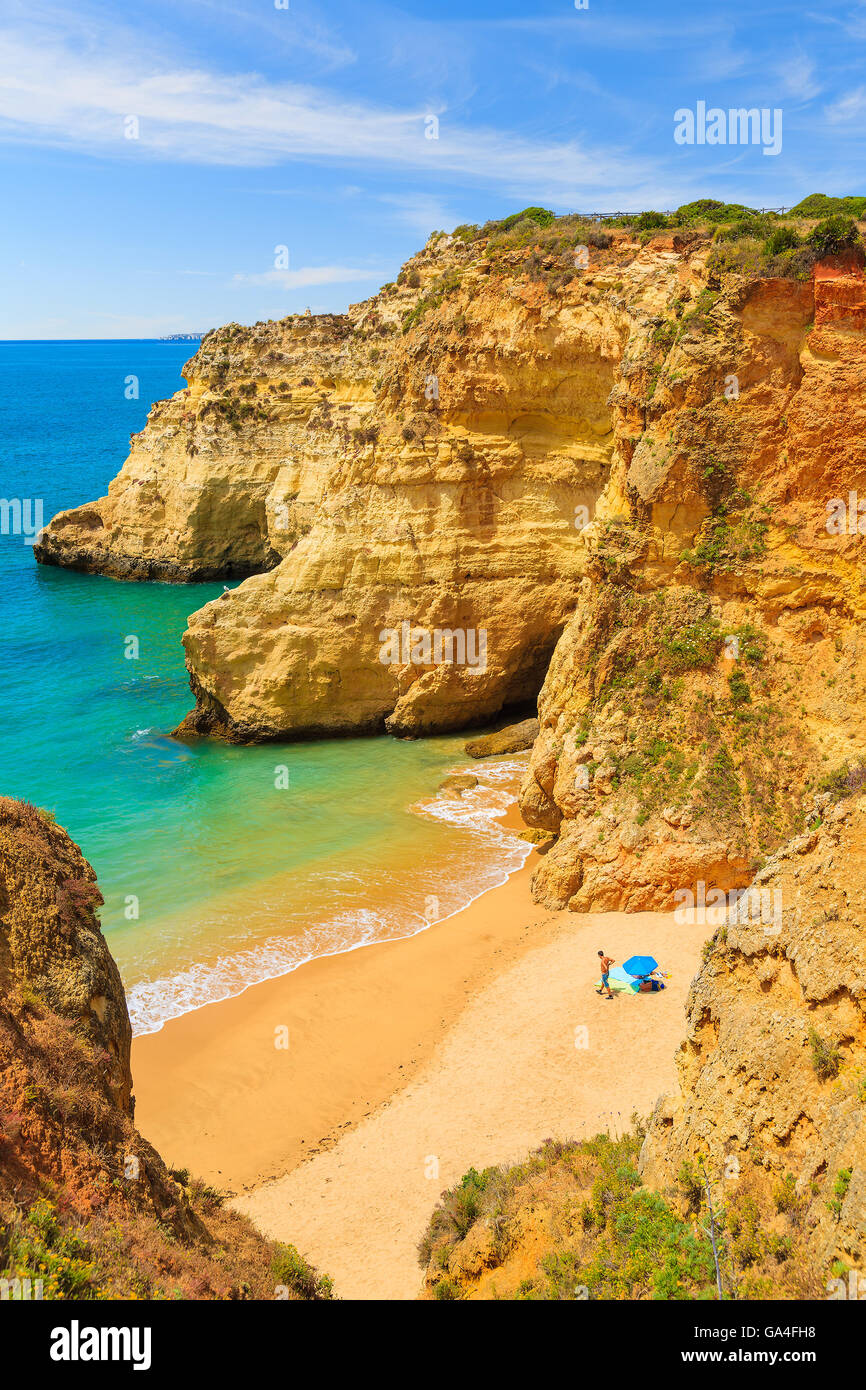 Las personas tomando sol en playa Hermosa, cerca de la ciudad de Portimão, Algarve, Portugal Foto de stock