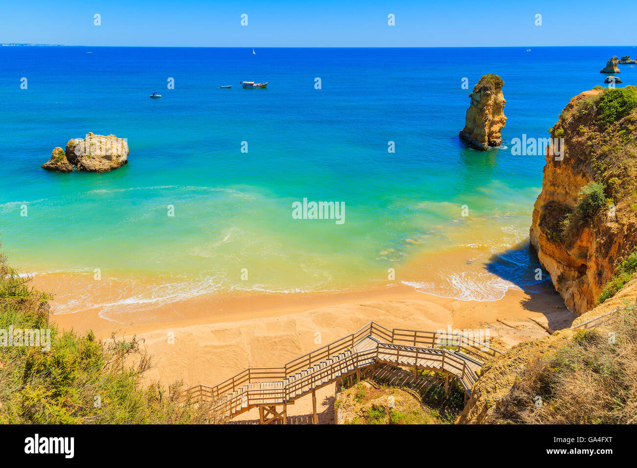 Pasarela pasarela en Dona Ana playa con agua de mar turquesa, región de Algarve, Portugal Foto de stock