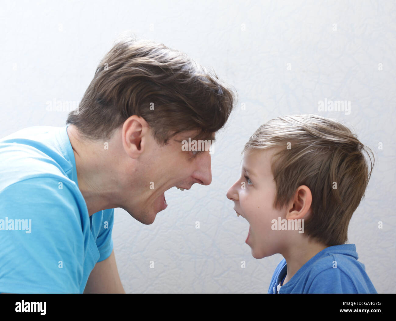 Padre e hijo juro, gritar y pelea Fotografía de stock - Alamy